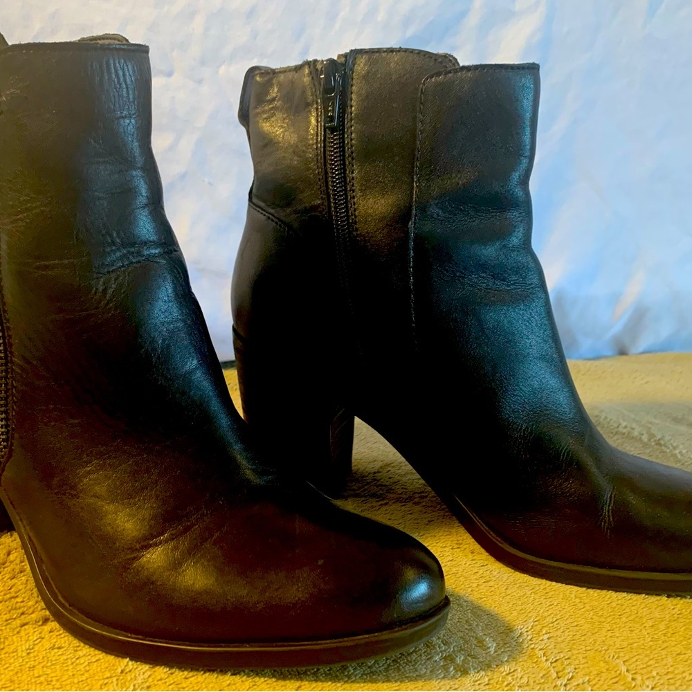 Naturalizer black leather heeled booties size 9